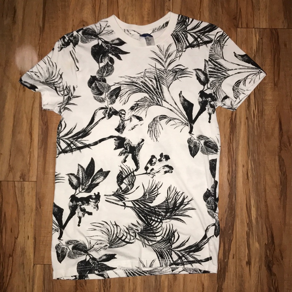 H&M Divided nice white Hawaiian tee